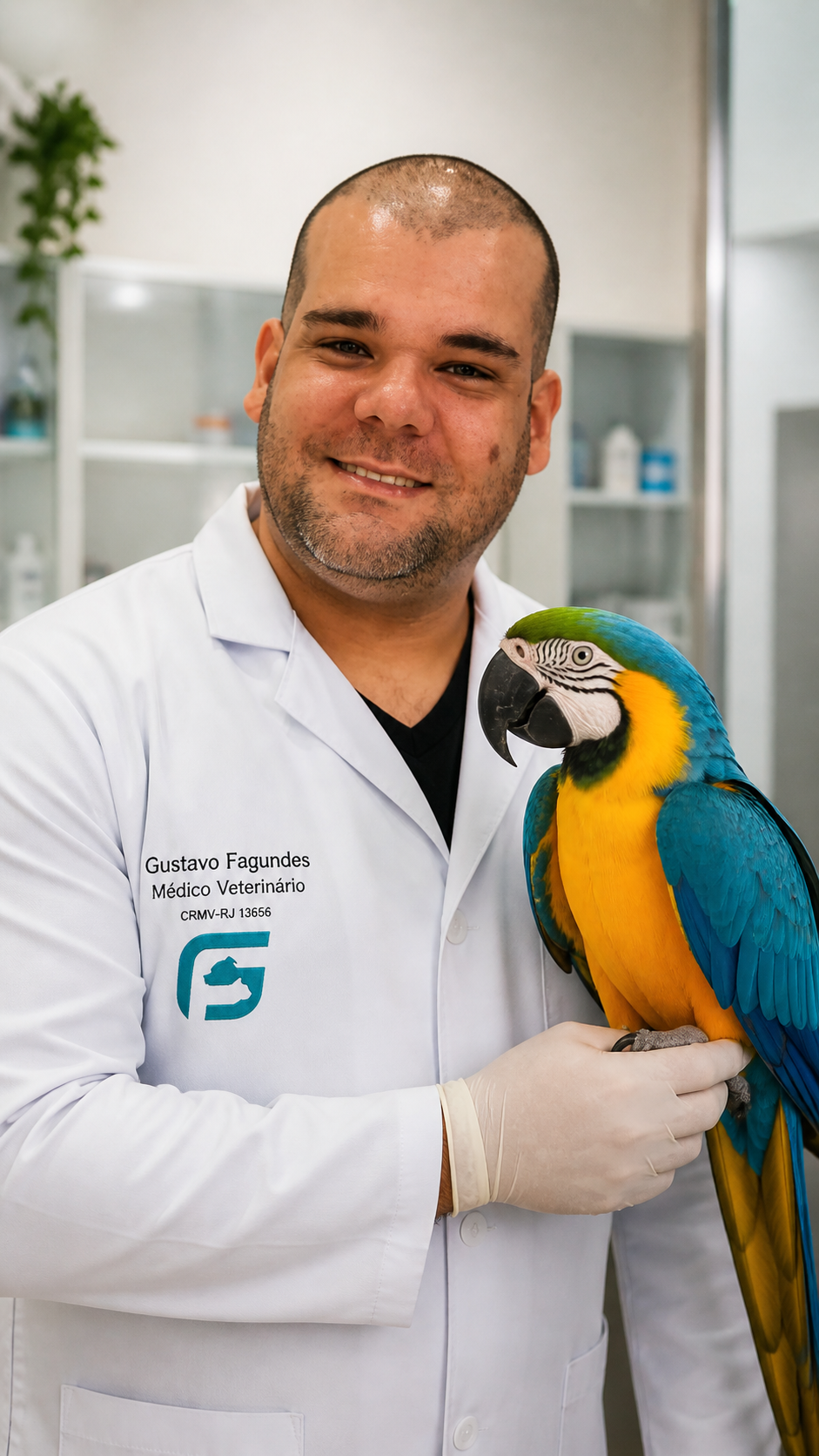 Dr. Gustavo examinando ave exótica com cuidado e experiência
