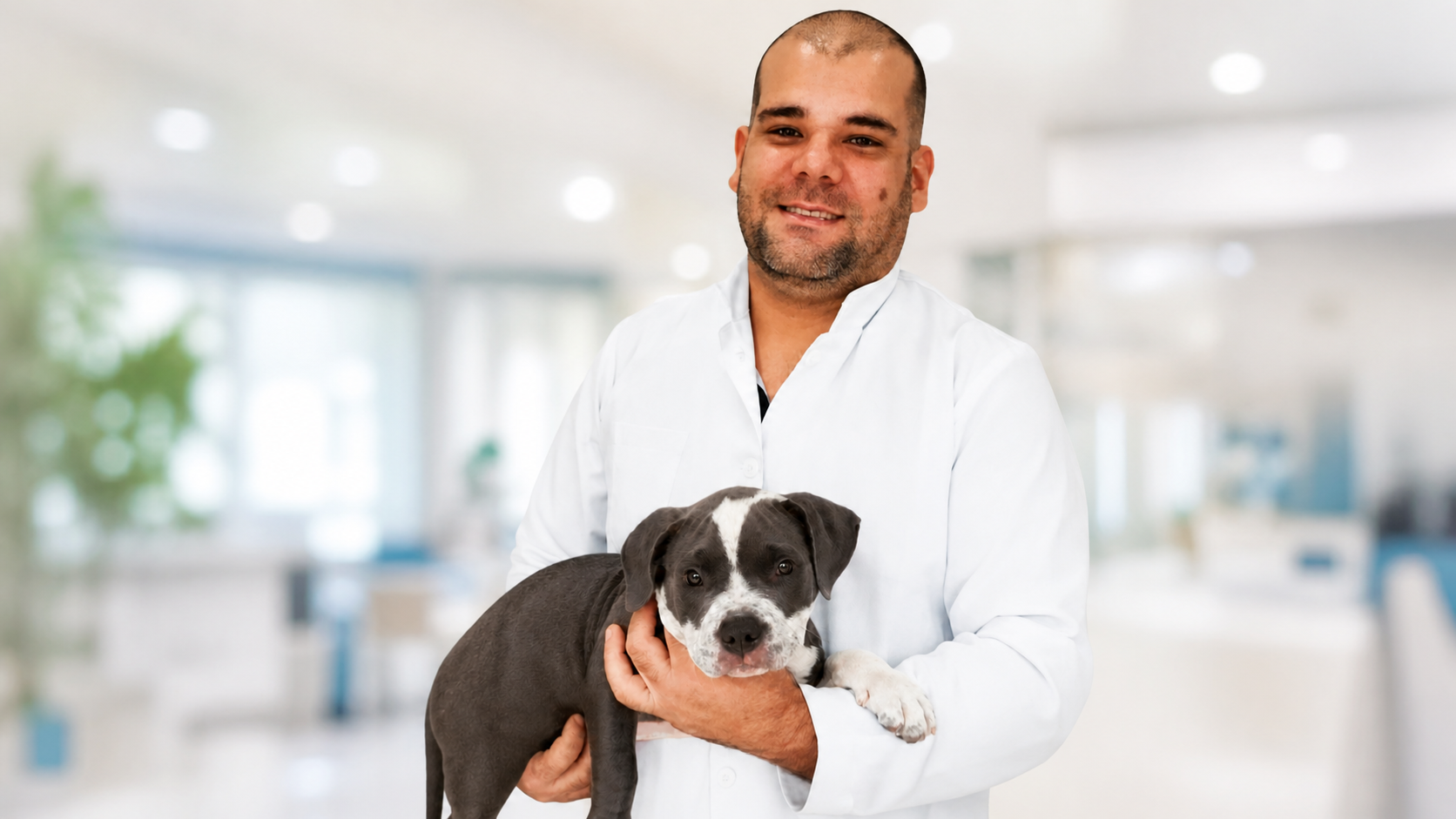 Dr. Gustavo realizando atendimento veterinário a domicílio com dona de pet